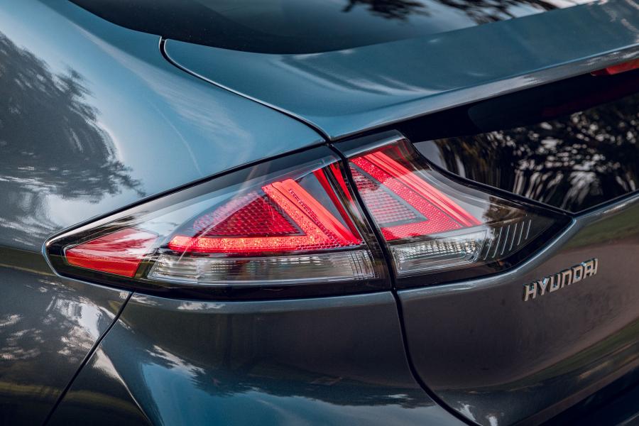 Детали экстерьера Hyundai IONIQ Plug-in Hybrid (AE) 2019 года  (UK) (фото 4 из 40)